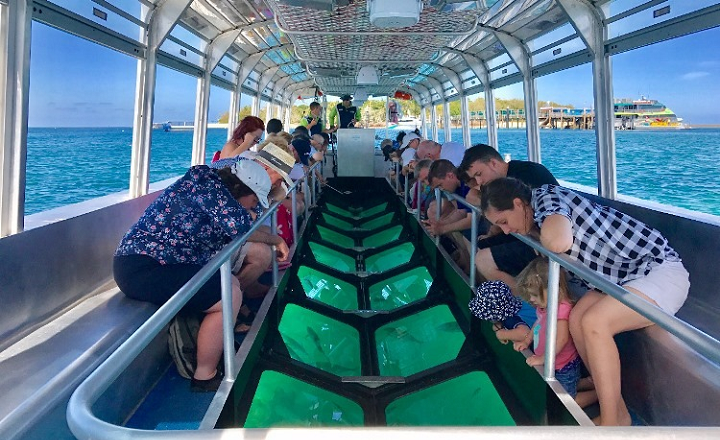 Barco fondo cristal - Deportes acu&aacute;ticos en Bali