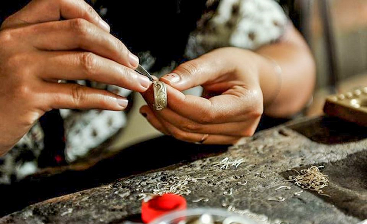 Talla de joyeria en plata - Talla de joyer&iacute;a de plata en Bali